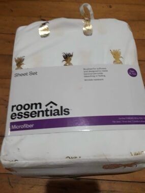 Room Essentials White Sheet Set with Gold Pineapple Print